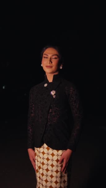 穿着传统服装的优雅女人 晚上穿着柔和的灯饰摆姿势 — 图库视频影像