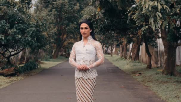 Mulher Elegante Traje Tradicional Posando Caminho Arborizado Sereno Luz Dia — Vídeo de Stock