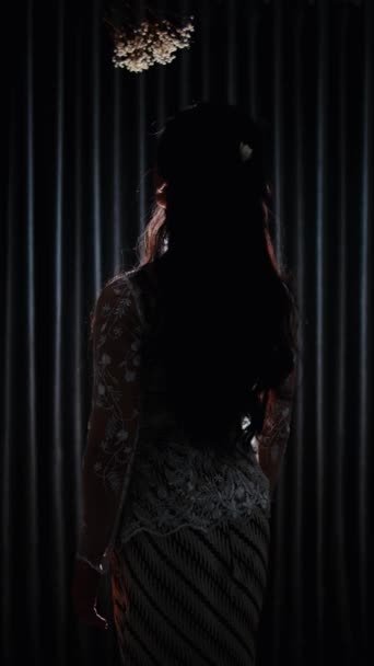 Silueta Ženy Objímající Tmě Světlem Zdůrazňujícím Jejich Obrys — Stock video