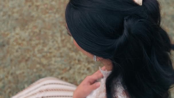 Wanita Elegan Dari Belakang Dengan Fokus Pada Gaya Rambut Dan — Stok Video