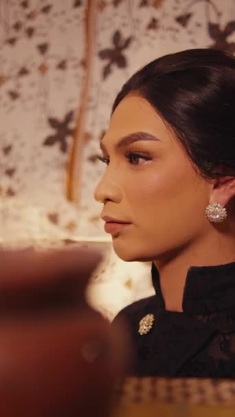 Elegantní Žena Stylovým Make Upem Náušnicemi Vinobraní Tapety Pozadí Během — Stock video