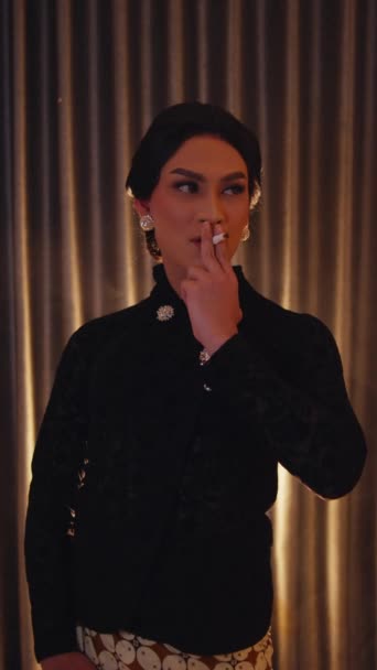 穿着黑色服装的优雅的人 晚上在有窗帘的背景下摆出戏剧性的样子 摆出一副香烟的样子 — 图库视频影像