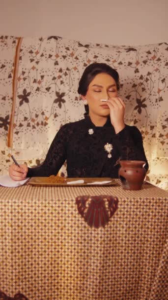 Vintage Styled Γυναίκα Που Γράφει Στο Γραφείο Στοχαστική Έκφραση Ρετρό — Αρχείο Βίντεο