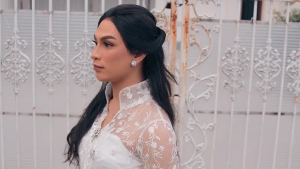 Mulher Elegante Vestido Branco Posando Por Portão Metal Decorativo Durante — Vídeo de Stock