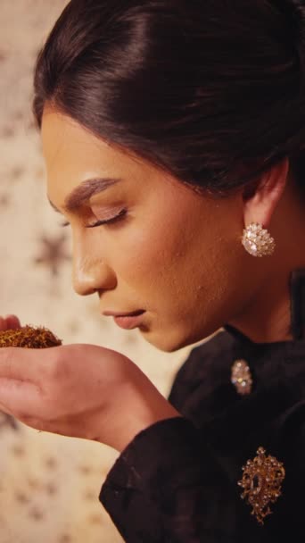 Κομψή Γυναίκα Παραδοσιακή Ενδυμασία Κρατώντας Κοσμήματα Μια Στοχαστική Έκφραση Και — Αρχείο Βίντεο