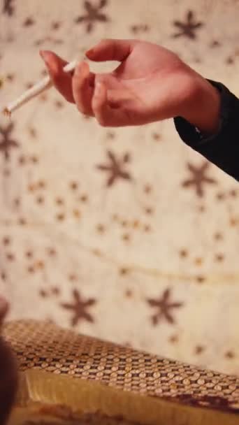 优雅的人在有花纹墙纸背景的老式环境中拿着香烟 — 图库视频影像