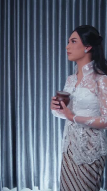 Elegante Frau Einem Spitzenkleid Mit Einem Cocktail Bei Einer Anspruchsvollen — Stockvideo