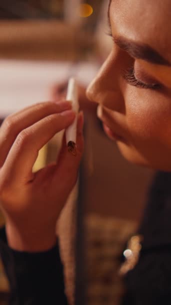 优雅的女人在灯光昏暗的房间里抽烟 专注于手和背景模糊的香烟 — 图库视频影像