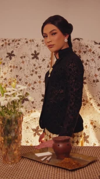 Elegantní Žena Tradičním Oděvu Pózuje Klidným Výrazem Místnosti Květinovou Tapetou — Stock video