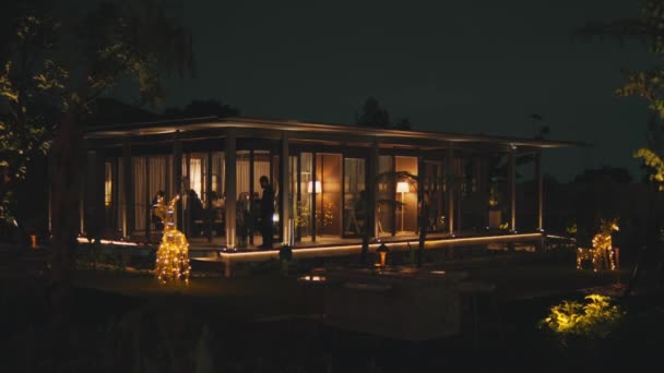 Moderní Dům Osvětlený Noci Teplými Interiérovými Světly Útulnou Příjemnou Atmosférou — Stock video