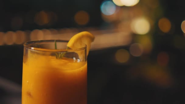 Δροσιστικό Κοκτέιλ Πορτοκαλιού Φέτα Λεμονιού Στο Χείλος Σερβιρισμένο Ψηλό Ποτήρι — Αρχείο Βίντεο