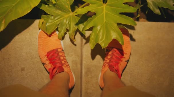 Άποψη Των Ποδιών Ενός Ατόμου Πορτοκαλί Sneakers Στέκεται Μια Επιφάνεια — Αρχείο Βίντεο