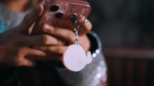 Close Hands Holding Smart Phone Pink Case Charm Hantunya House — Stok Video