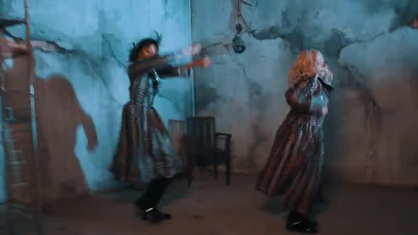 Dois Atores Dançam Apresentando Uma Cena Dramática Terror Com Fantasias — Vídeo de Stock