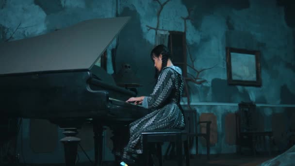 Elegante Donna Che Suona Pianoforte Una Stanza Epoca Scarsamente Illuminata — Video Stock