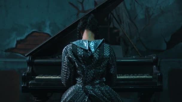 빈티지 드레스에 우아한 여자는 웅장한 피아노에 Moody 분위기와 어두운 방에서 — 비디오