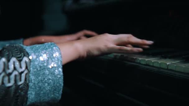 Крупним Планом Руки Людини Грає Старому Піаніно Видимим Носінням Ключах — стокове відео