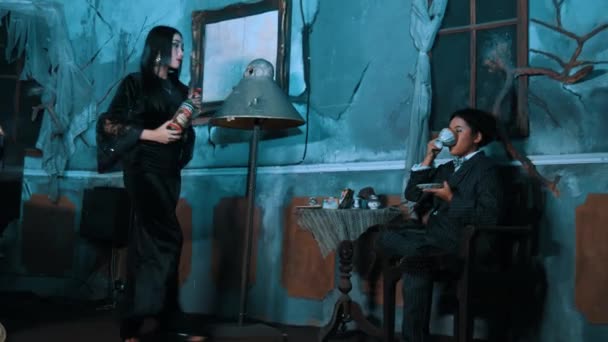 어두운 신비한 여자와 남자는 귀찮은 장식과 두개골이있는 불쾌한 유령의 고딕의 — 비디오