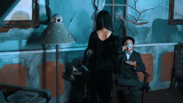 어두운 신비한 여자와 남자는 귀찮은 장식과 두개골이있는 불쾌한 유령의 고딕의 — 비디오