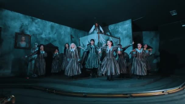 Performance Dança Teatral Com Atores Trajes Época Palco Mal Iluminado — Vídeo de Stock