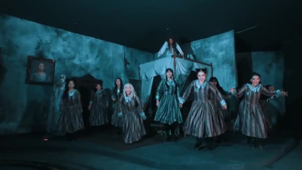 Grupo Teatral Trajes Época Bailando Escenario Débilmente Iluminado Con Iluminación — Vídeo de stock