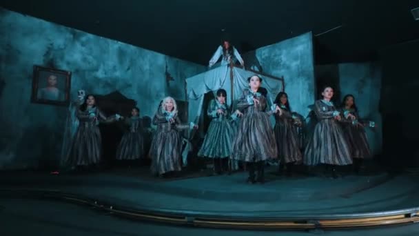 Actuación Teatral Dramática Con Actores Trajes Época Escenario Débilmente Iluminado — Vídeos de Stock