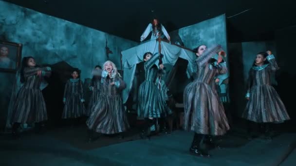 Δραματική Θεατρική Παράσταση Χορού Ηθοποιούς Κοστούμια Εποχής Μια Σκοτεινή Κυκλοθυμική — Αρχείο Βίντεο