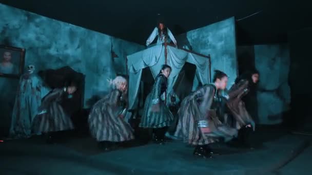 在闹鬼的房子里 一群身着传统服装的舞者在蓝色灯光下表演 动作模糊效果 — 图库视频影像