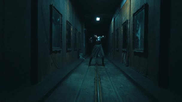 Silhouette Egy Személy Sétál Egy Homályos Megvilágított Hátborzongató Folyosón Keretezett — Stock videók