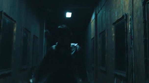 Mystisk Figur Dansar Svagt Upplyst Korridor Med Målningar Väggarna Väcker — Stockvideo