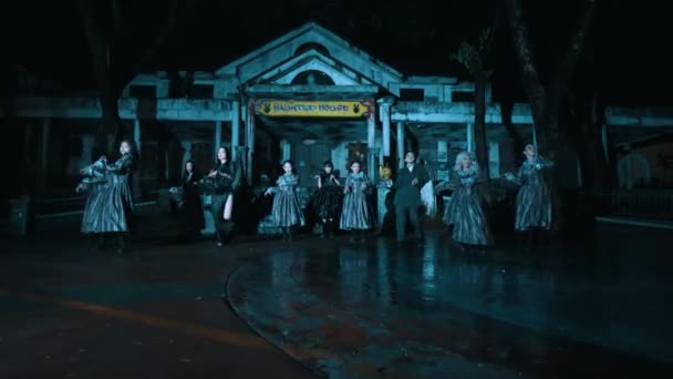 Grupa Ludzi Klasycznych Kostiumach Tańczących Nocą Przed Starym Budynkiem Dramatycznym — Wideo stockowe