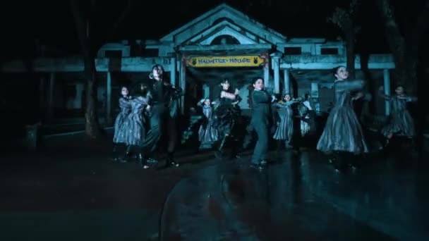 Μυστηριώδεις Φιγούρες Χορεύουν Κοστούμια Περιόδου Έξω Από Ένα Τρομακτικό Αρχοντικό — Αρχείο Βίντεο