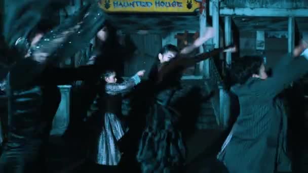 Táncos Fekete Előadótánc Egy Kísérteties Kísértetjárta Ház Attrakció Bámészkodók Háttérben — Stock videók