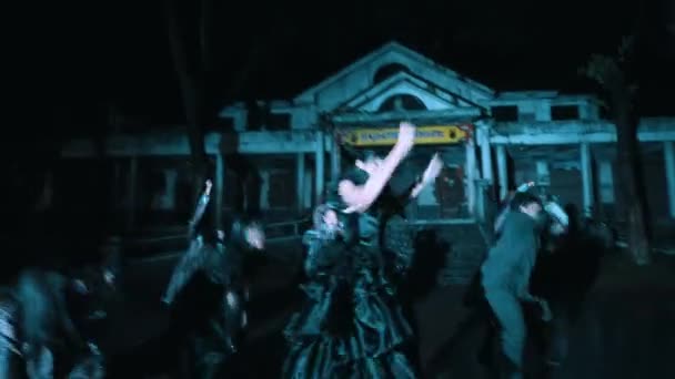 Egy Csapat Ember Táncol Éjjel Egy Kísérteties Kísértetházzal Háttérben Sötét — Stock videók