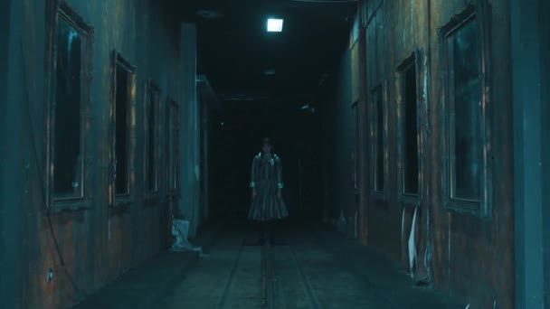 暗い夜に幽霊のように見える暗い廊下 ホラーシーンのコンセプト — ストック動画