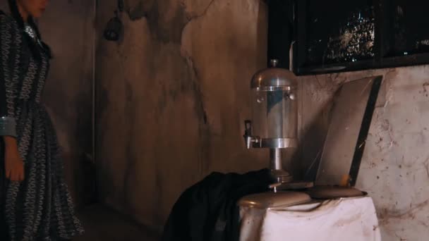 Žena Vinobraní Šaty Stojící Staromódní Projektor Rustikální Místnosti Během Tmavé — Stock video