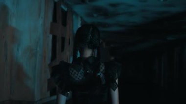 Kapalı kapılar ardında belirsiz, ürkütücü bir koridor, şüpheli bir atmosfer yaratıyor. Perili evin yakınındaki korku ve gizem teması için uygun.