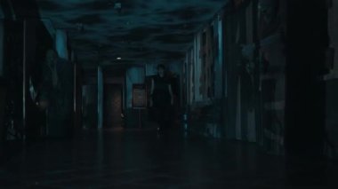 Kapalı kapılar ardında belirsiz, ürkütücü bir koridor, şüpheli bir atmosfer yaratıyor. Perili evin yakınındaki korku ve gizem teması için uygun.