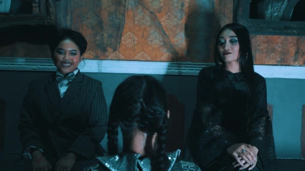 Τρεις Γυναίκες Κάθονται Ένα Αμυδρά Φωτισμένο Δωμάτιο Μια Vintage Ατμόσφαιρα — Αρχείο Βίντεο