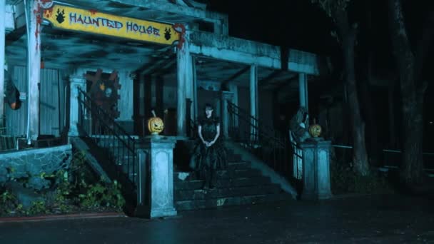 Děsivý Dívka Gotickém Oblečení Stojící Pod Strašidelný Dům Znamení Noci — Stock video