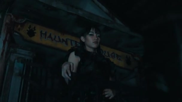 Creepy Girl Gothic Attire Standing Haunted House Sign Night Dark — Stock Video