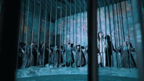 Figuras Silhuetas Dançar Atrás Teh Prisão Com Tom Azul Fresco — Vídeo de Stock
