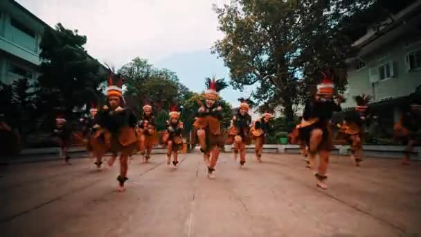 Tradiční Tanečníci Pulzujících Kostýmech Vystupují Venkovním Prostředí Horským Pozadím Denního — Stock video