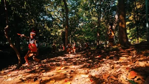 Inheemse Mensen Die Een Traditionele Dans Uitvoeren Een Bosrijke Omgeving — Stockvideo