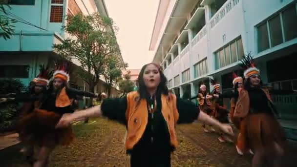 Група Дітей Костюмах Тварин Радісно Танцює Шкільному Середовищі Під Час — стокове відео