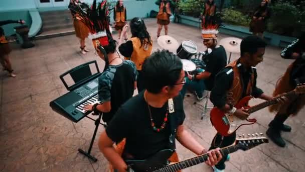 Músicos Indígenas Actuando Con Instrumentos Tradicionales Entorno Aire Libre Durante — Vídeo de stock