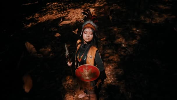 Persona Indigena Abbigliamento Tradizionale Che Esegue Rituale Ambiente Forestale Tramonto — Video Stock