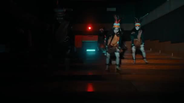 Παραδοσιακοί Χορευτές Κοστούμια Που Παίζουν Ένα Αμυδρά Φωτισμένο Σκηνικό Αναδεικνύοντας — Αρχείο Βίντεο
