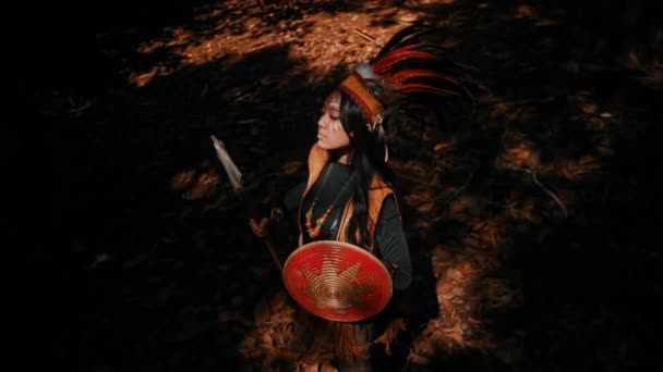 Mulher Misteriosa Com Manto Vermelho Segurando Uma Lanterna Uma Floresta — Vídeo de Stock