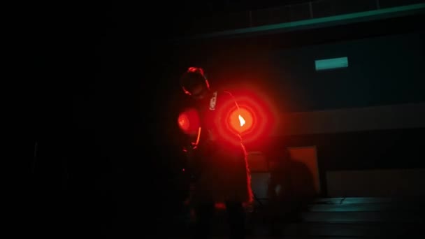 Силуэт Человека Держащего Гитару Темной Комнате Неоновыми Огнями — стоковое видео